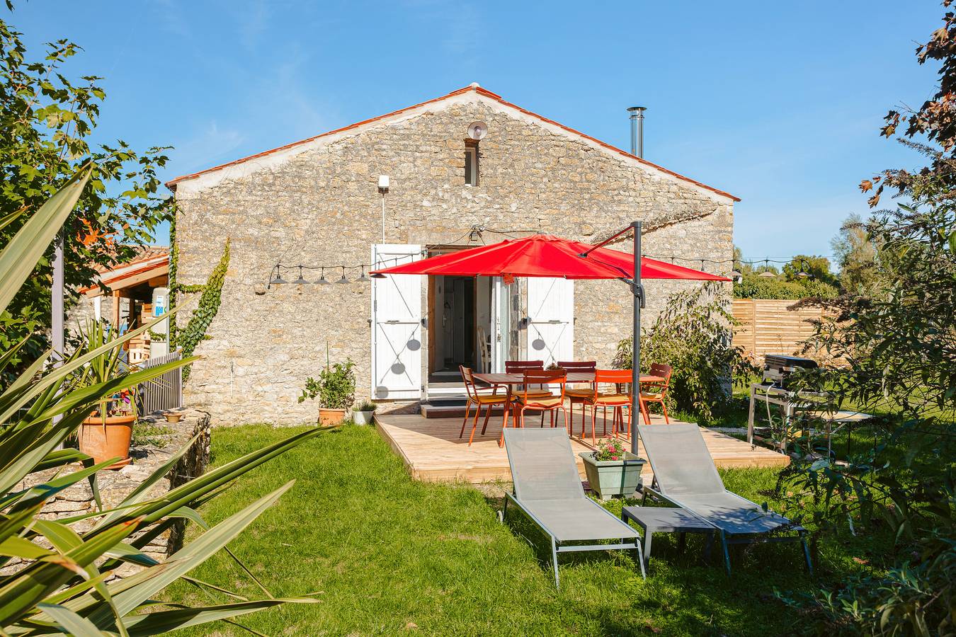 Gîte 'La Grange Hulotte' avec Terrasse Privée, Jardin Partagé et Wi-Fi in Chaillé-les-Marais, Fontenay-le-Comte