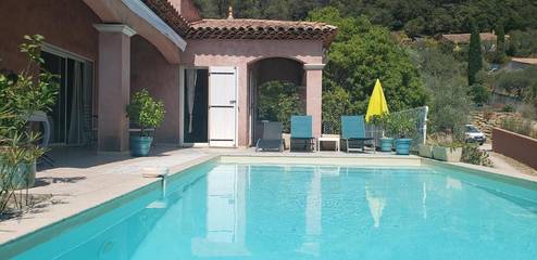 Cottage pour 6 personnes, avec vue ainsi que terrasse et piscine à Belgentier