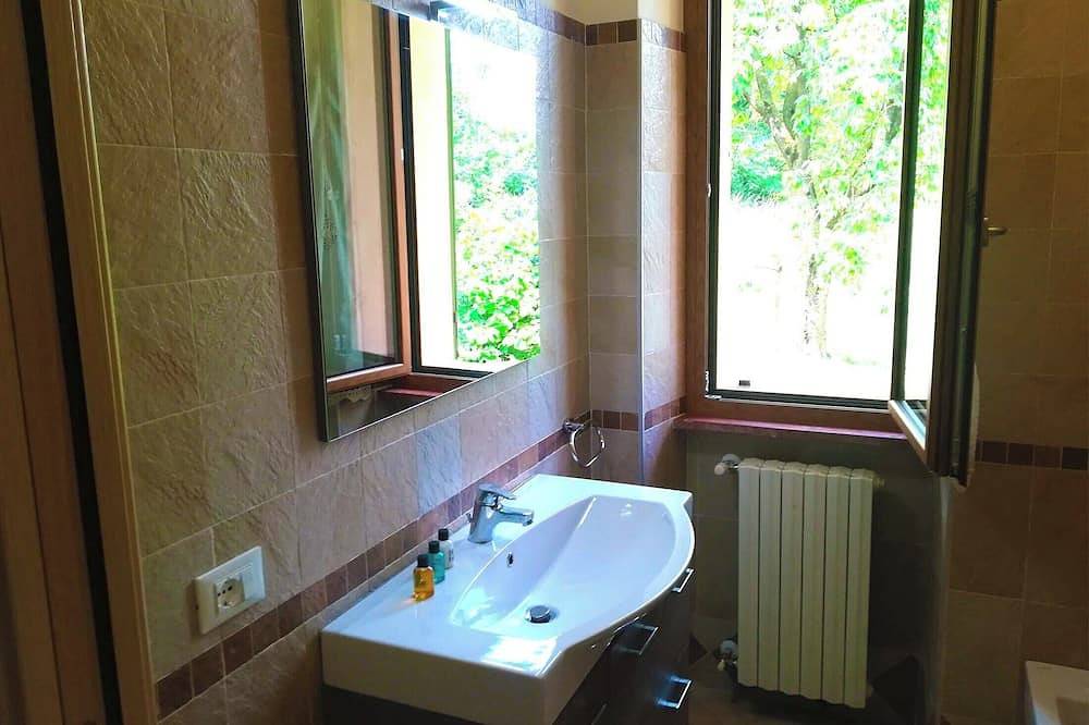 Ganze Wohnung, Direkt am See im ersten Stock und mit Garten im Erdgeschoss in Idro, Gardasee-Berge