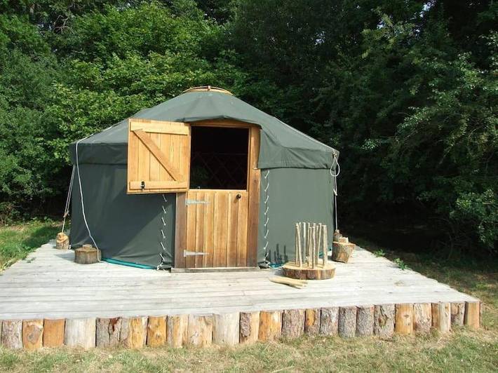Glamping for 4 people, with garden and view in South Downs