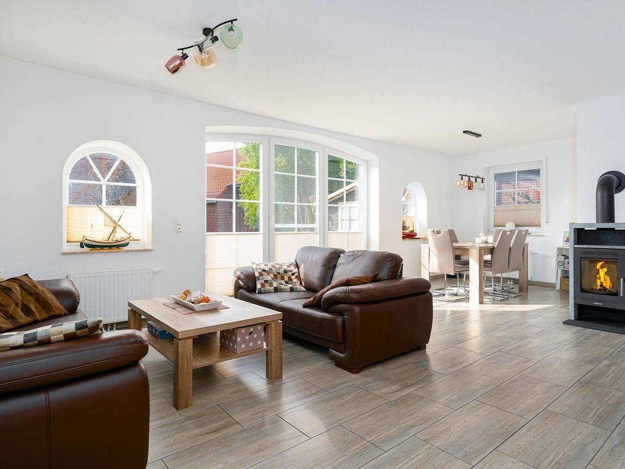 Mittsommer - Schönes Ferienhaus (100qm) für 6 Personen mit Kamin, Garten und Wasserzugang in Eilsum, Krummhörn