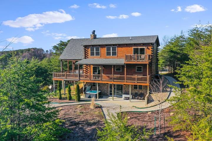Vacation rental for 16 people, with yard and hot tub in Hocking County