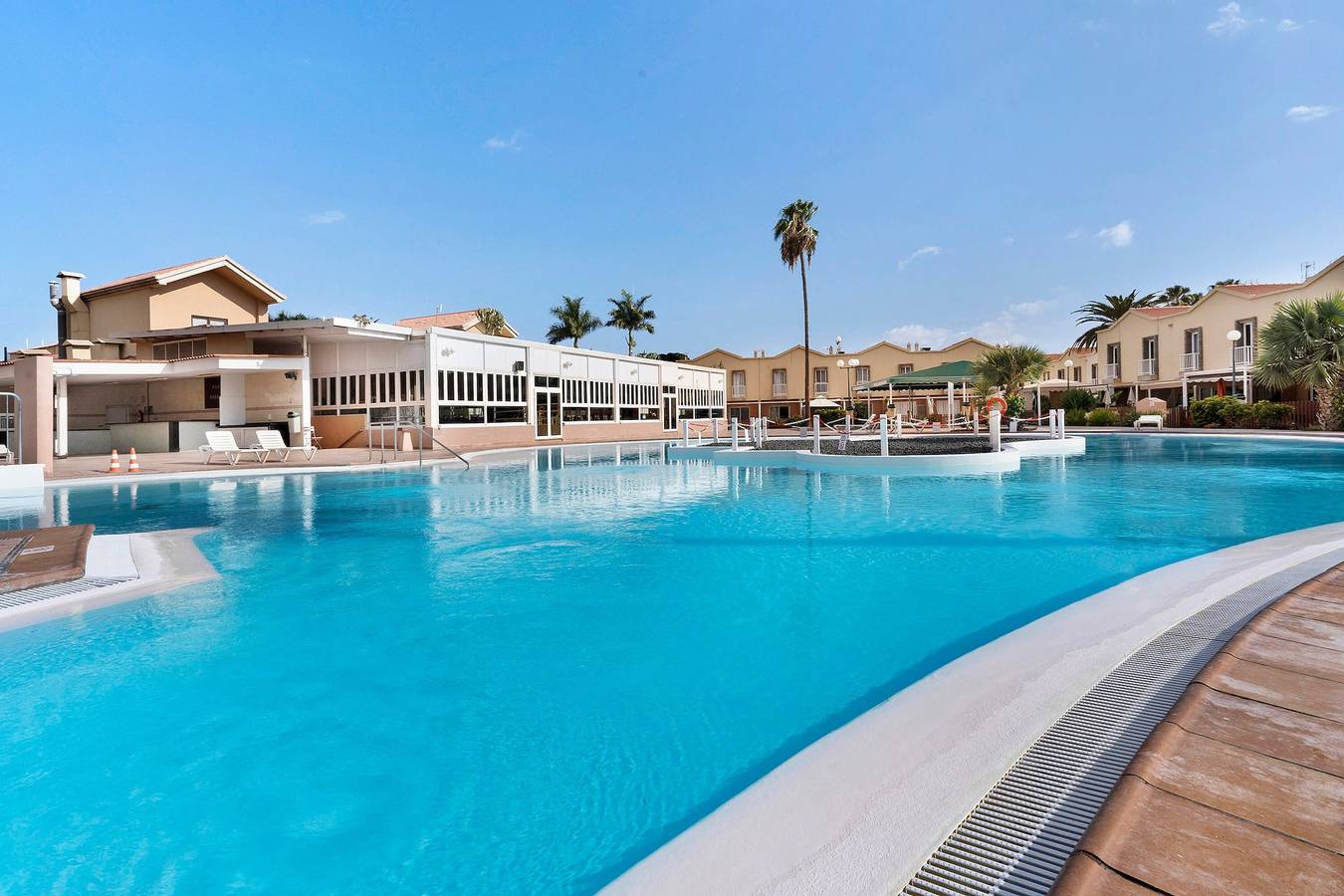 Villa "Bungalow Green Oasis" avec piscine partagée, terrasse privée et Wi-Fi in Maspalomas, San Bartolomé de Tirajana