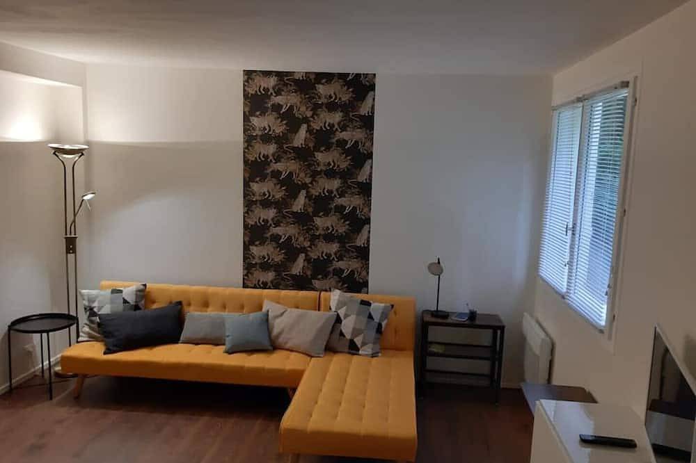 Appartement entier, Studio sleeping up to 4 in Forêt des 3 Pignons in Noisy-sur-École, Seine-et-Marne