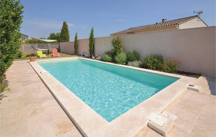 Location de vacances pour 9 personnes, avec piscine ainsi que jardin et terrasse à Maubec - 4
