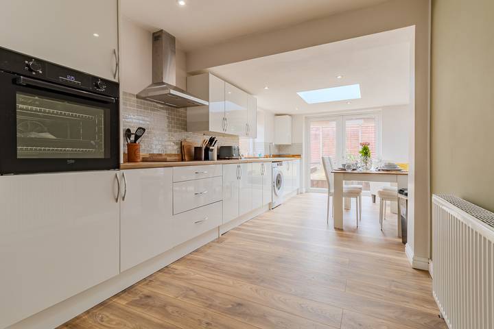 3 Bed Lodge Dog-Friendly Garden Ev Nr M1 Junc 23 in Shepshed, Heart of England