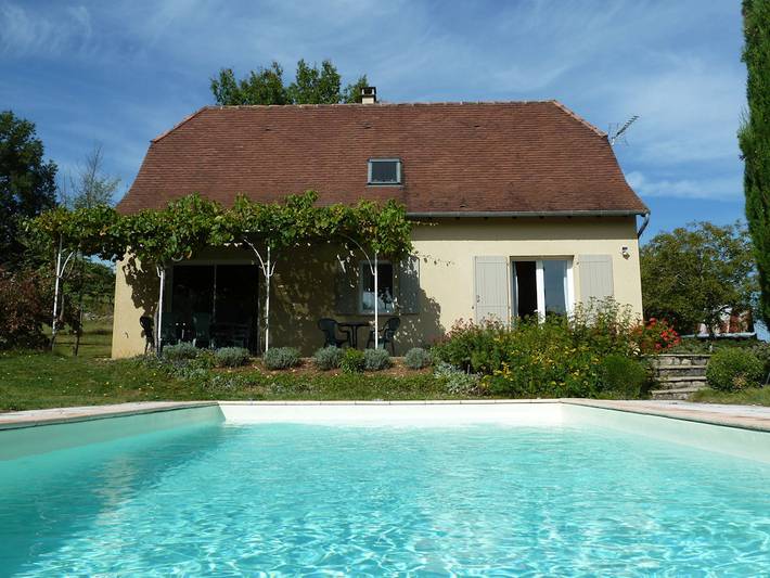 Gîte pour 7 personnes, avec terrasse ainsi que jardin et piscine, animaux acceptés à Loubressac