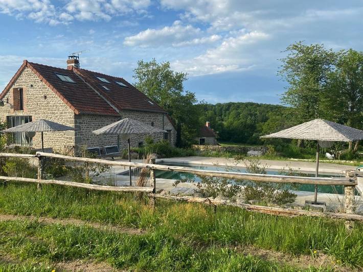 Cottage pour 8 personnes, avec vue ainsi que jardin et piscine, animaux acceptés à Saint-Médard-la-Rochette
