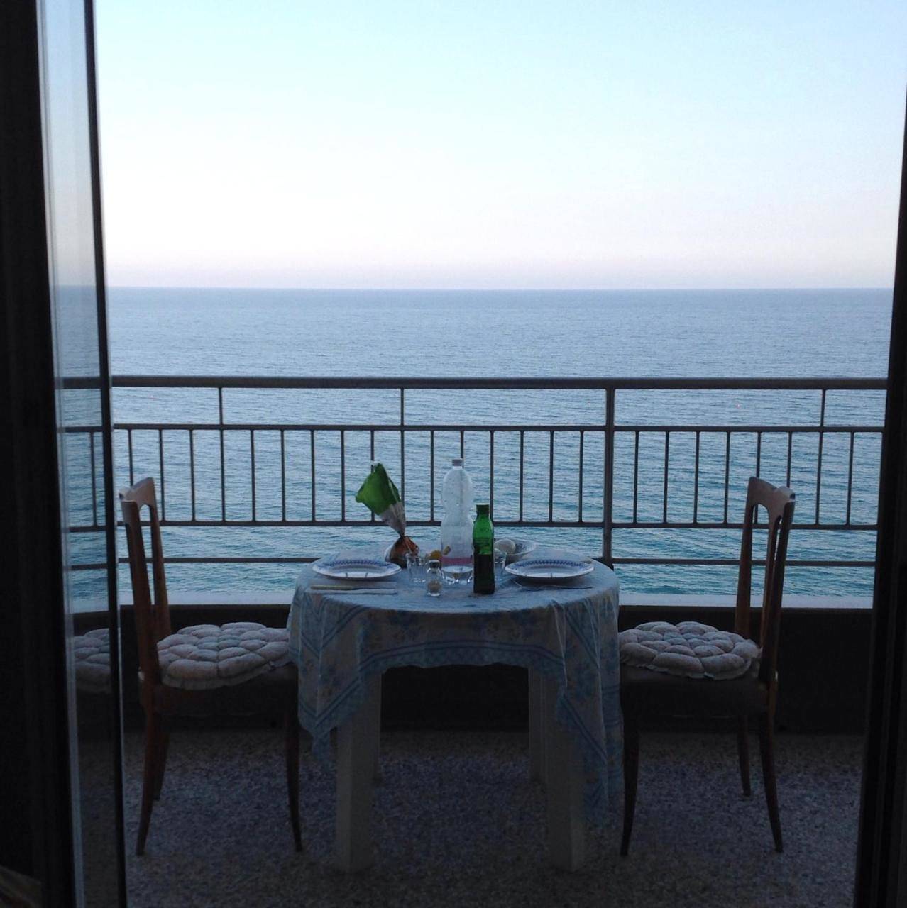 Ganze Wohnung, Attico Sul Mare con balcone sulla spiaggia e terrazza solarium di 25 mq in Pietra Ligure, Pietra Ligure Gemeinde