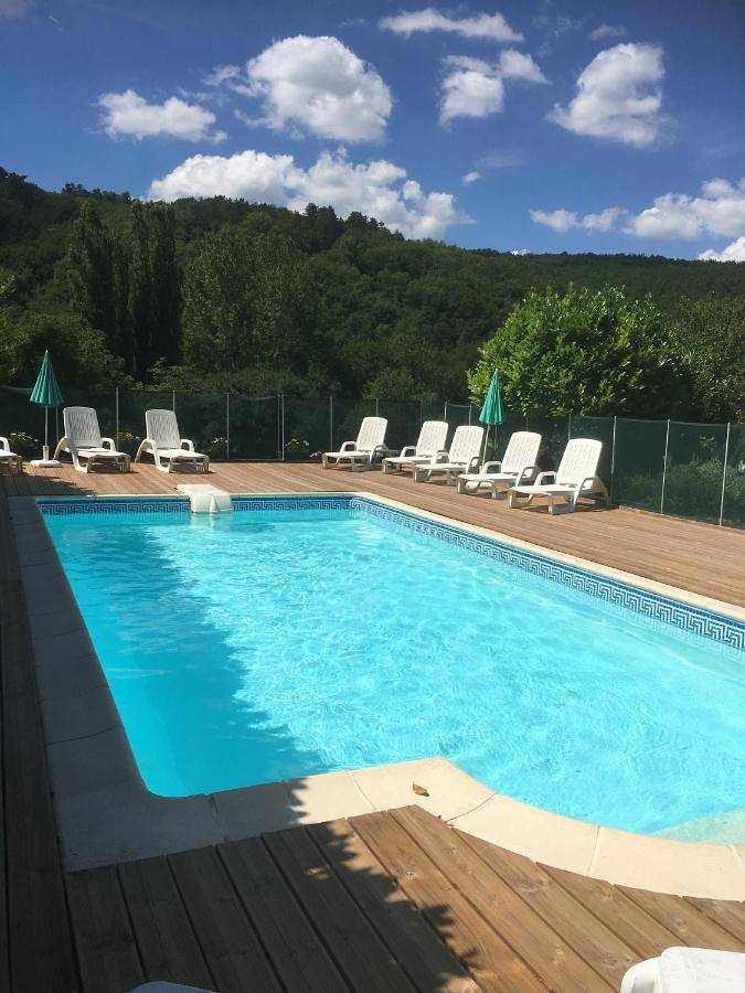 Location de vacances pour 4 personnes, avec vue ainsi que jardin et piscine, animaux acceptés à Les Eyzies-de-Tayac-Sireuil