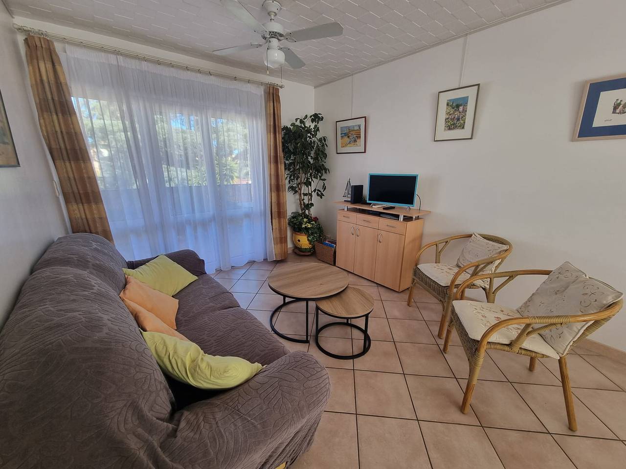 Entire apartment, Quiet T3 Apartment with Terrace and Equipped Kitchen, 300m from the Beach in Collioure in La Côte Vermeille, Collioure