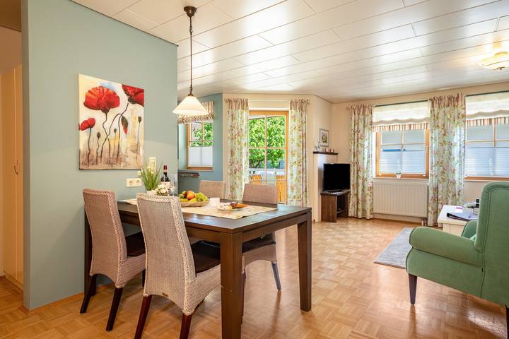 Ganze Wohnung, Gemütliche Ferienwohnung 2 auf dem "Trostelhof" mit Balkon in Neufrach, Salem