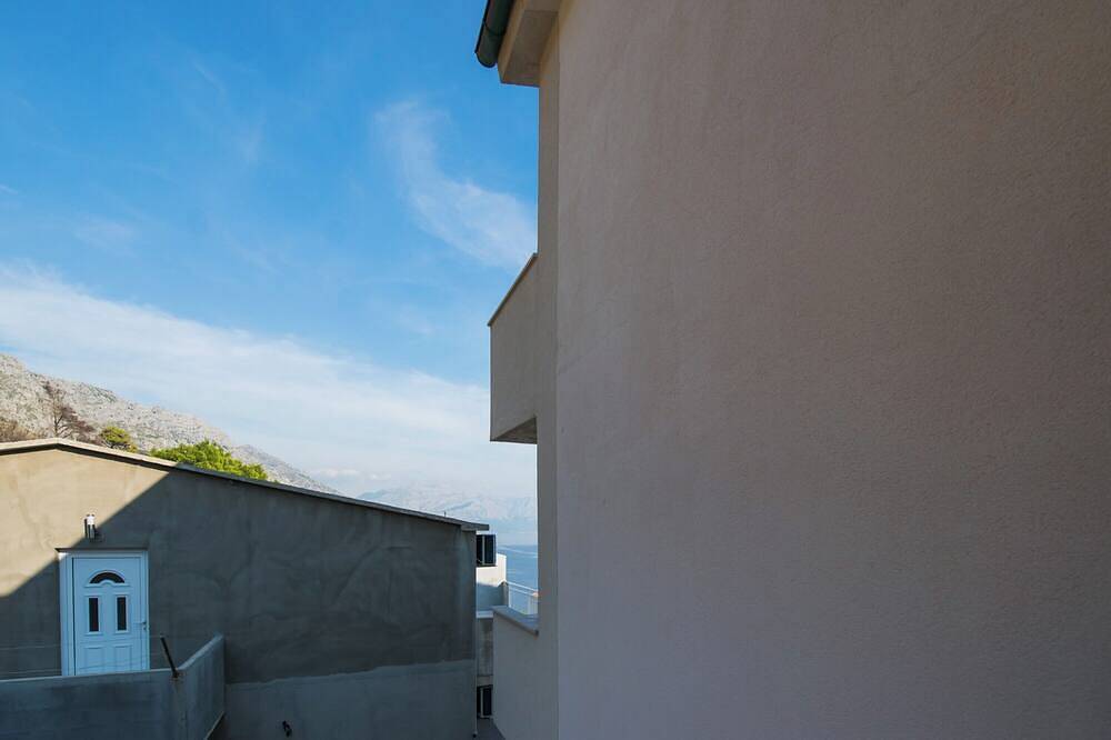 Entire apartment, 207 room with balcony, sea view & hot tub access in Lokva Rogoznica, Split-Dalmatia