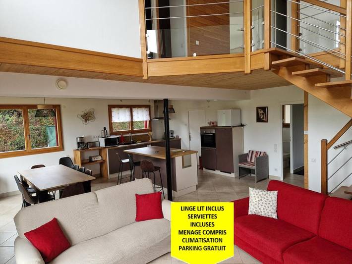 Location de vacances pour 8 personnes, avec terrasse, adapté aux familles à Saint-Claude-de-Diray