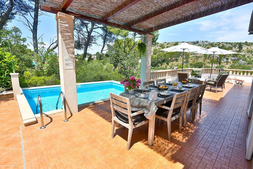 Villa med privat basseng, grill og havneutsikt in Milna, Brac