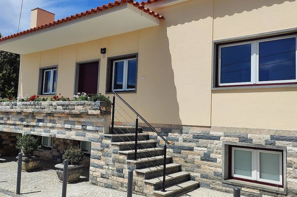 A sunny house with a large terrace and sea views! in Benedita, Leiria District