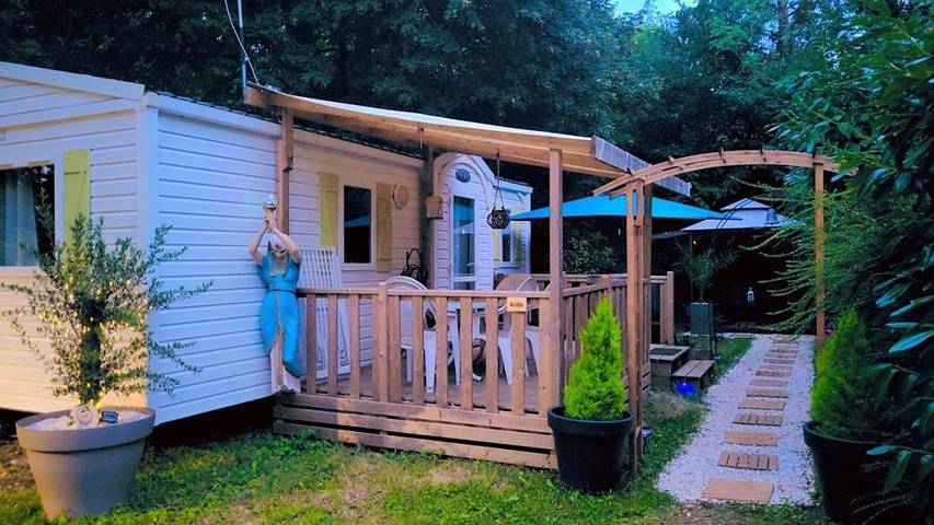 Camping pour 6 personnes, avec vue et bassin pour enfant ainsi que jardin et piscine