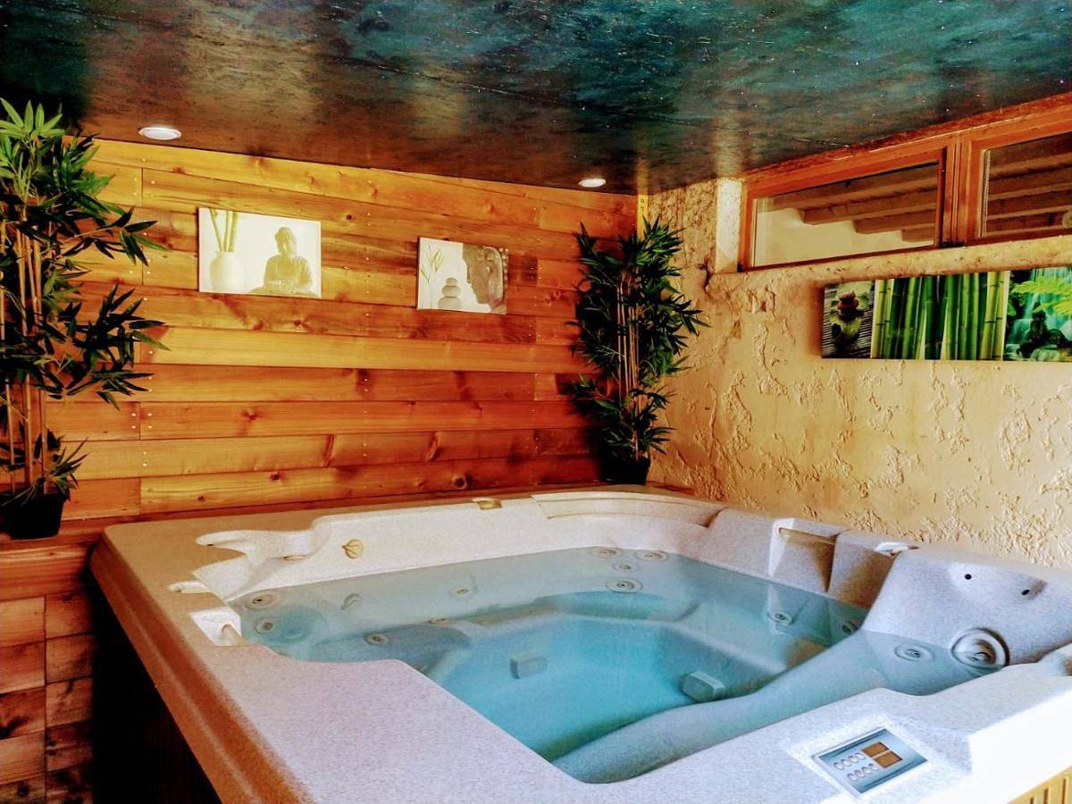 Studio romantique jacuzzi ou spa balneo privatif et jardin Au temps des cerises La Ciotat in La Ciotat, Région de Marseille