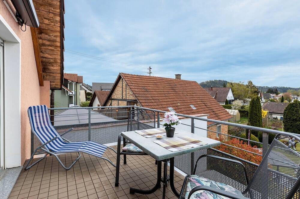 Ganze Wohnung, Ferienwohnung mit Blick auf Heilsberg,mit Balkon und Wi-Fi in Hilzingen, Hegau