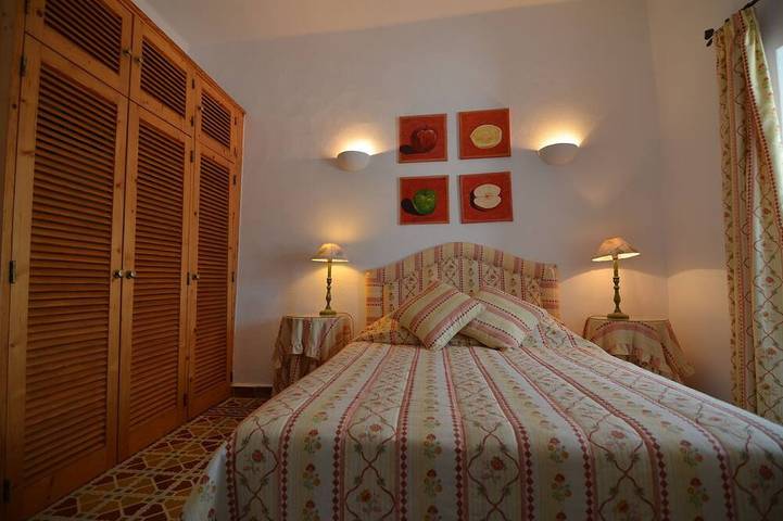 Gîte pour 14 personnes, avec jacuzzi et jardin dans Salir - 3