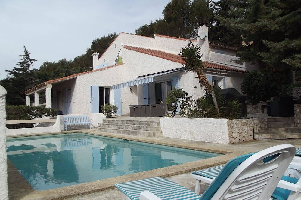Very nice air-conditioned villa for rent. 6 km away from Cassis. Very large pool in Carnoux-en-Provence, Marseille region