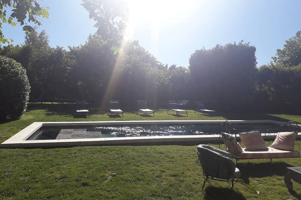 Ideal for Avignon festival Magnificent Mas with swimming pool and jacuzzi in Althen-des-Paluds, Vaucluse
