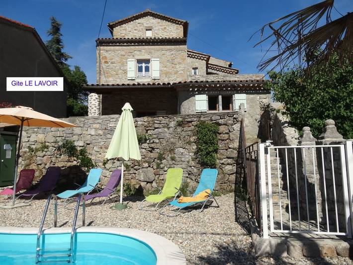 Location de vacances pour 5 personnes, avec piscine et jardin à Saint-Paul-le-Jeune