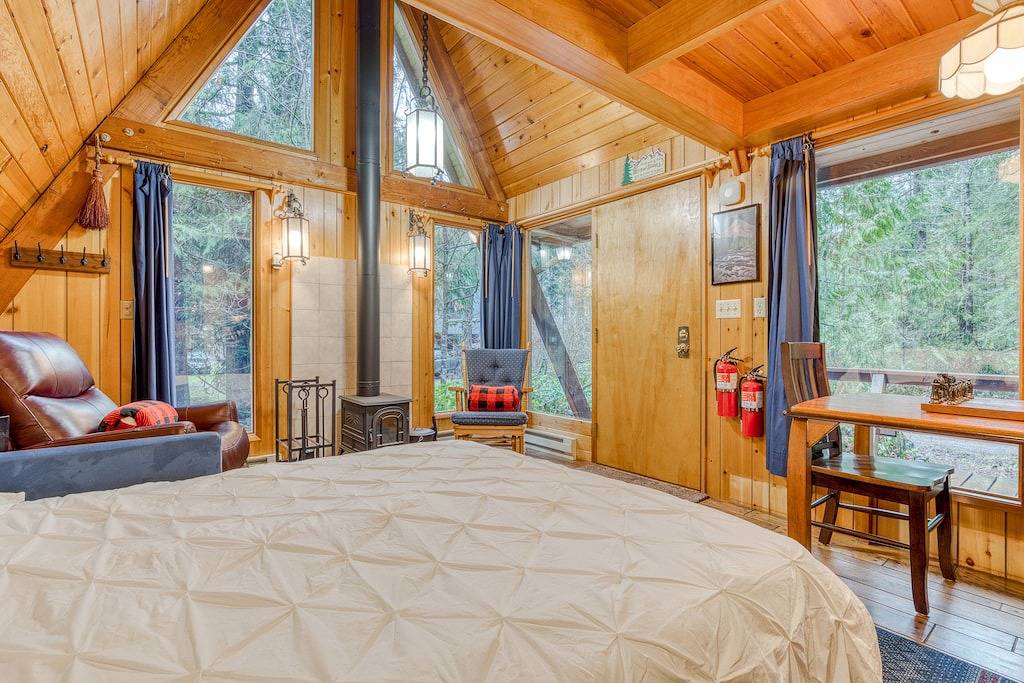 Intimate dog-friendly retreat with free Wifi, wood stove, & gas grill in Welches, Mount Hood