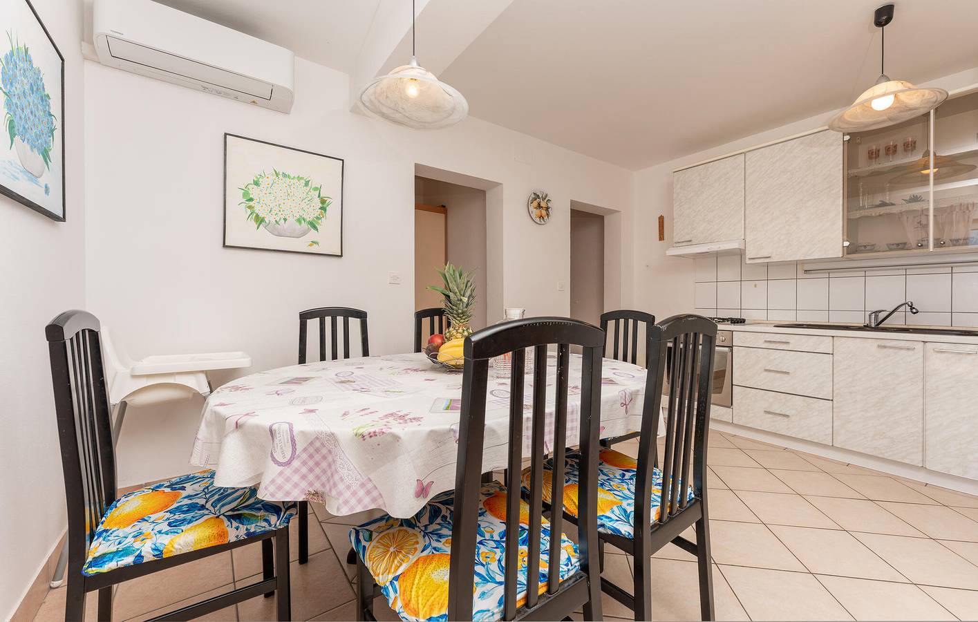 Ganze Ferienwohnung, Gemütliches Apartment mit Meerblick, Terrasse, WLAN und Parkplatz – 400 m vom Strand entfernt in Pakostane, Zadar
