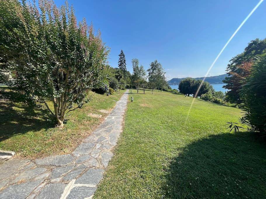 Casa fronte lago con piscina in Comune di Angera, Lago Maggiore (Lombardia)