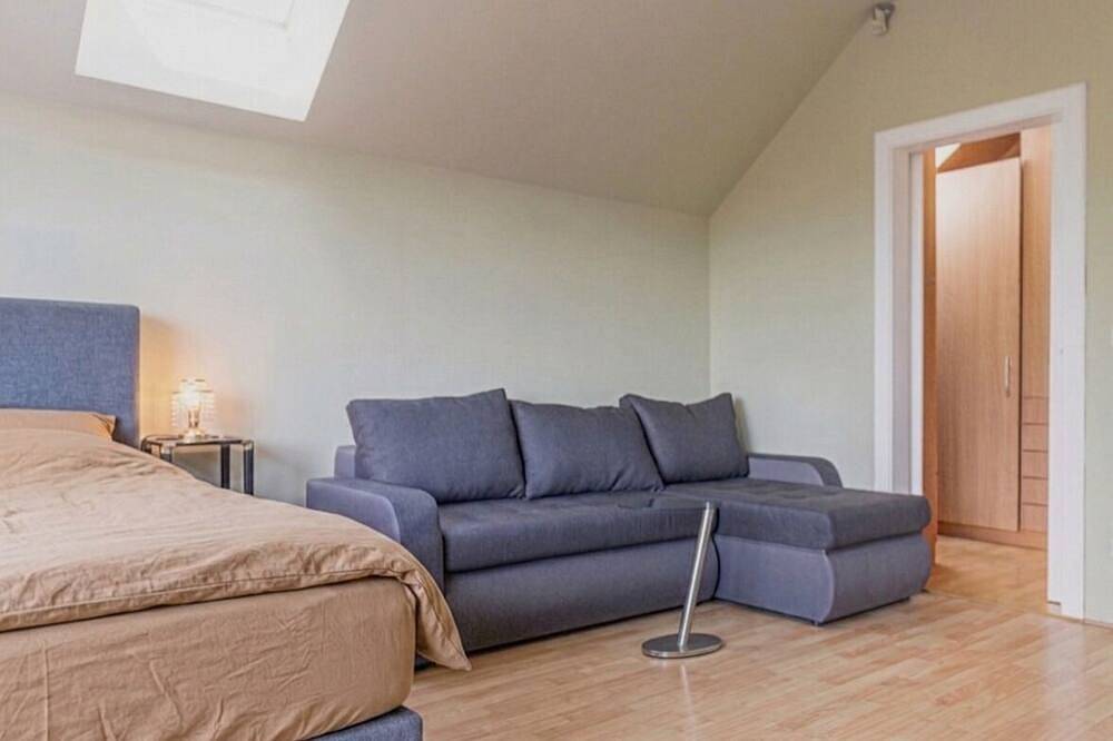 Comfy Room in Shared Villa w/ Free Parking in Floridsdorf, Wien