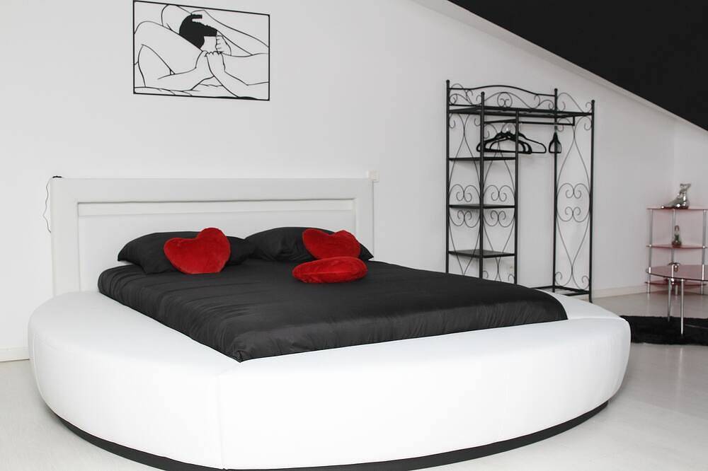 Appartement entier, Love Room de charme avec spa privatif Escapade romantique à 2 pas de la Belgique in Bogny-sur-Meuse, Parc naturel régional des Ardennes