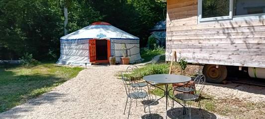 Tente pour 4 personnes, avec jardin et vue dans le Jura