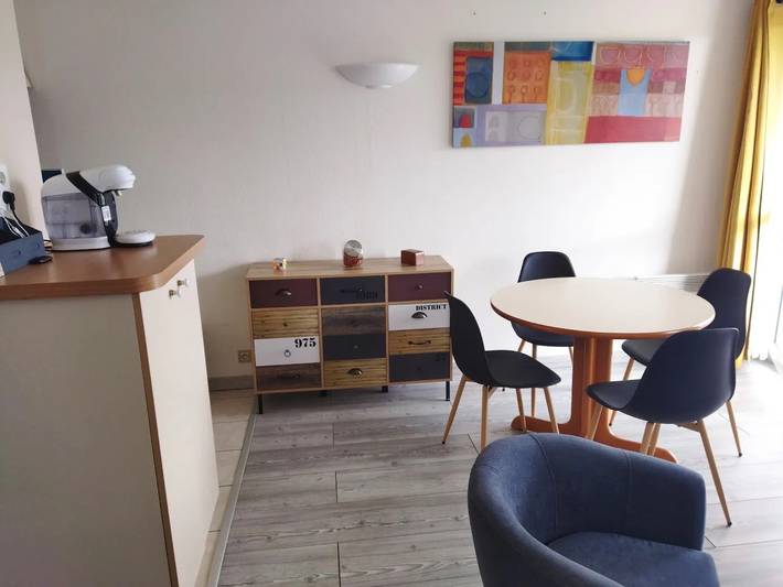 Entire studio, Studio Apartment 'Au Coeur De Quiberon' with Shared Pool, Balcony and Wi-Fi in Quiberon, Côte des Mégalithes