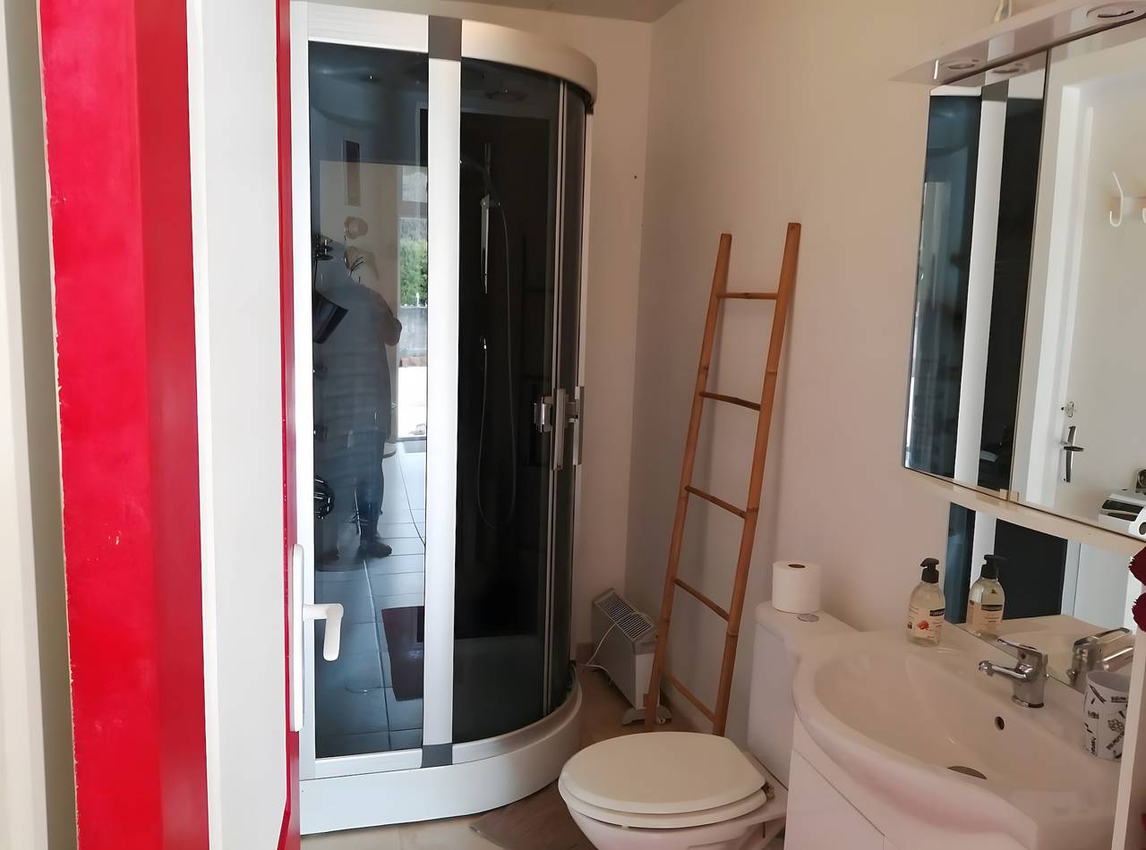 Cabaña 'Gîte Coquelicot' con piscina compartida, Wi-Fi y aire acondicionado in Pradons, Ardèche