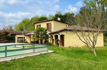 Location de vacances pour 6 personnes, avec piscine et jardin à Veyrignac