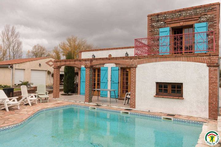 Maison de vacances pour 4 personnes, avec Balcon et Terrasse ainsi que Jardin et Piscine à Cugnaux