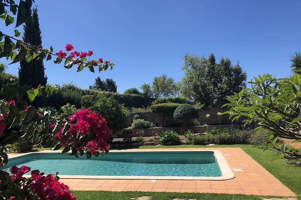 Casa das Rosas, eine ruhige, stressfreie Villa zum Entspannen in Santa Bárbara de Nexe, Faro