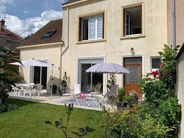 Location de vacances pour 8 personnes, avec Terrasse et Jardin à Damery
