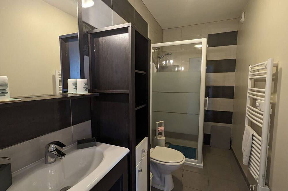 Chambre confortable avec salle d'eau privative, cuisine et salon communs, petit-déjeuner inclus. in Neuvy-Saint-Sépulchre, Région de La Châtre