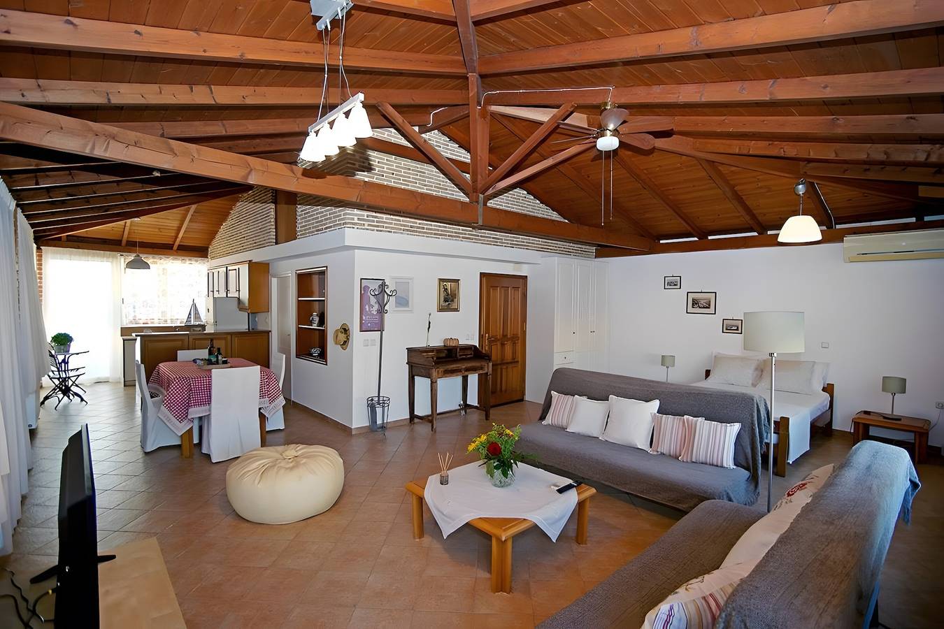 Ganze Wohnung, Apartment „A View From The Attic Window“ mit Meerblick, Wlan und Klimaanlage in Kyparissia, Golf von Kyparissia