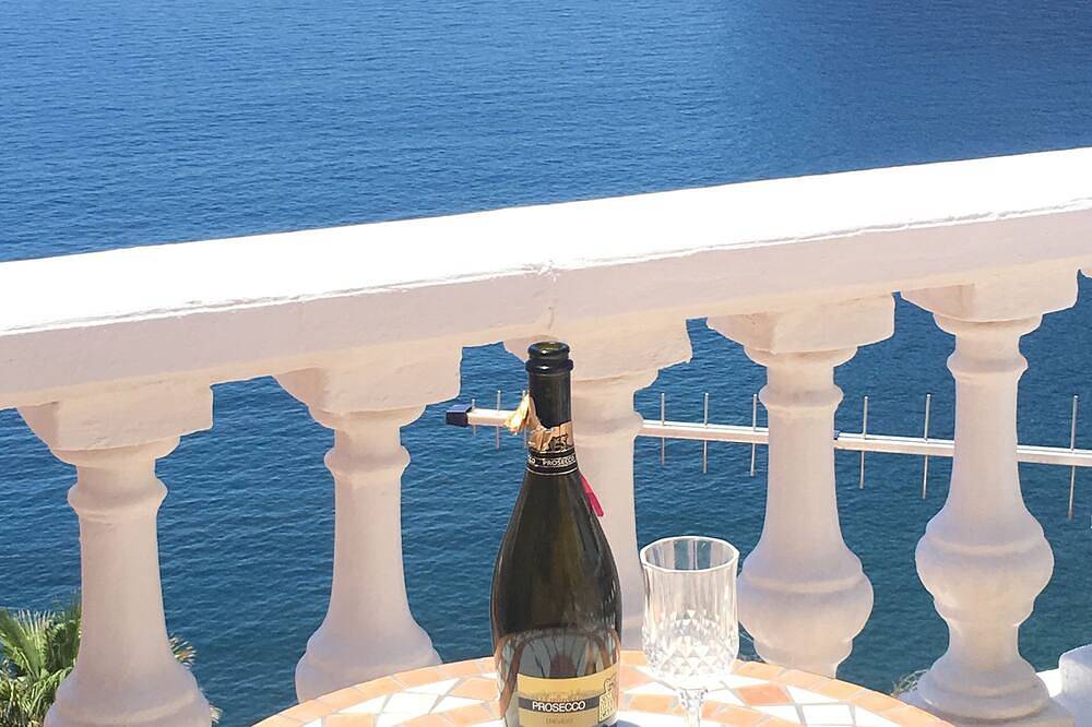 Entire apartment, Superb apartment with stunning sea and cliff views, 2 terraces and free wifi. in Playa de los Guíos, Santiago del Teide