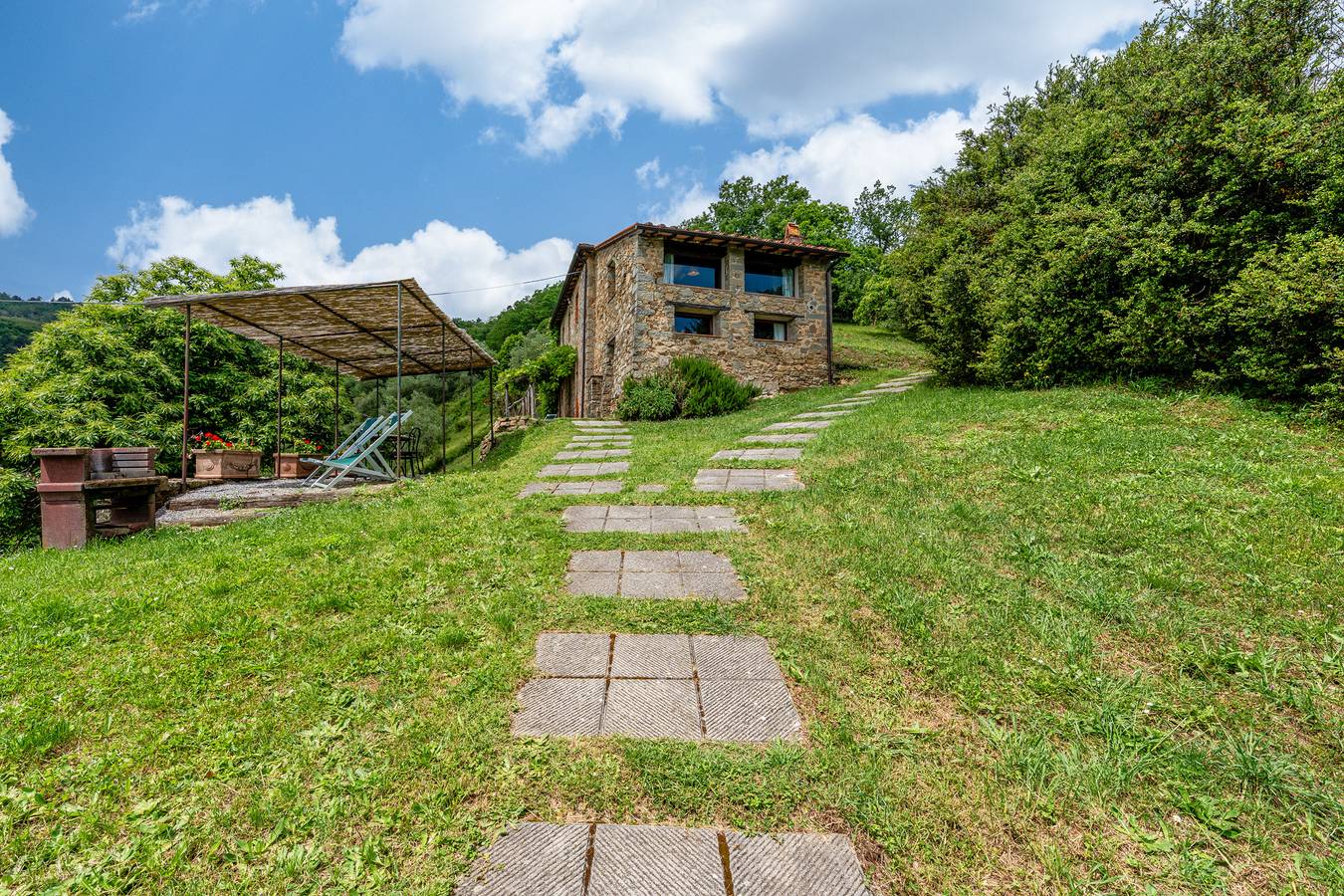 Entire apartment, Apartment 'Cima A Zano' with Mountain View, Shared Pool and Wi-Fi in Pescia, Pistoia Province