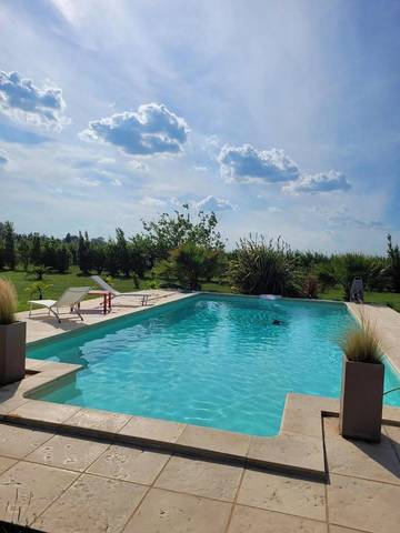 Cottage pour 8 personnes, avec piscine dans Albaron