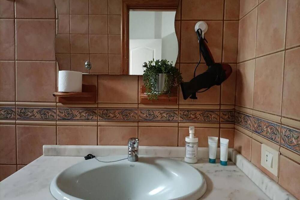 Habitación matrimonial en un bajo baño compartido Areas compartidas in Abades, Arico