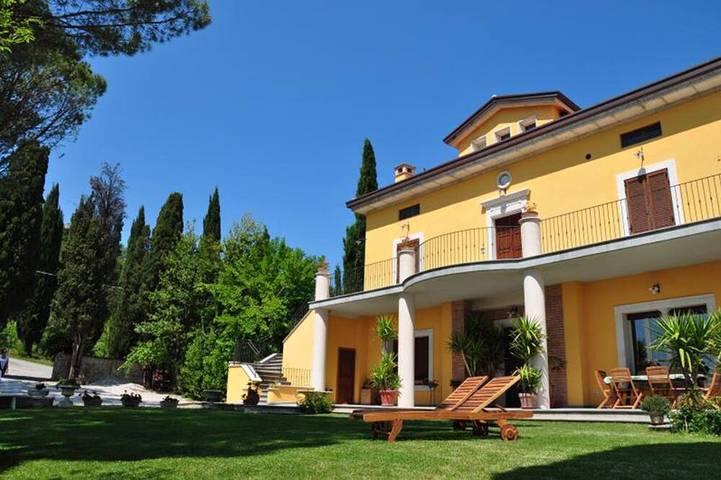 Agriturismo per 7 persone, con piscina e giardino nonché balcone, con animali domestici in Valfabbrica