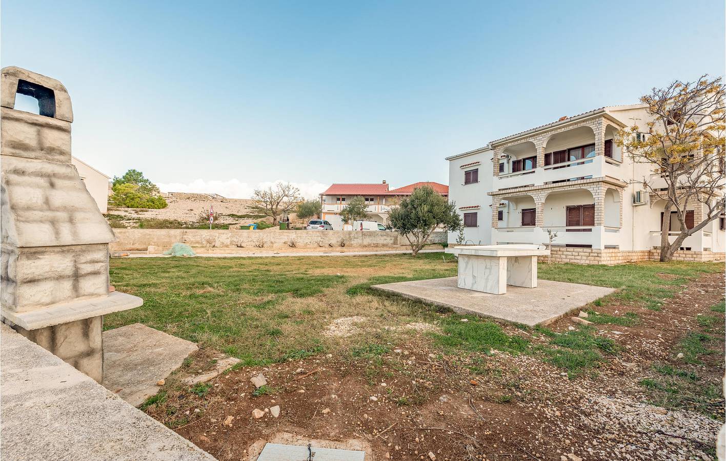 Ganze Ferienwohnung, Gemütliche Ferienwohnung mit Terrasse, Grill und WLAN, 1 km vom Strand entfernt in Kustići, Pag