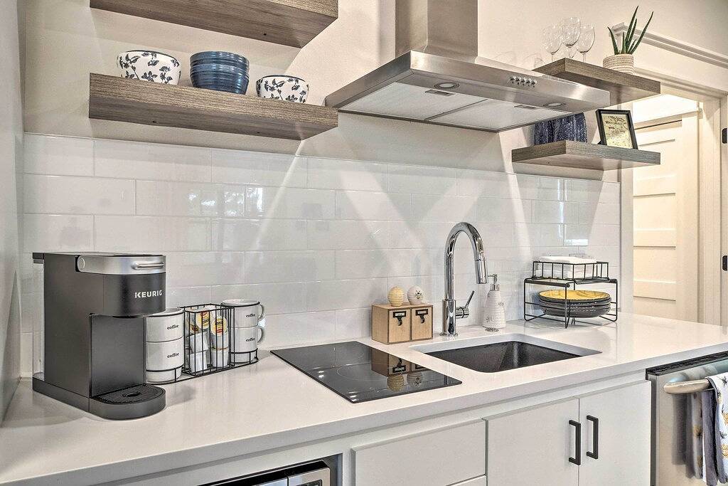 Ganze Wohnung, Airy Bentonville Studio < 1 Mile to City Square! in Bentonville, Ozark Mountains