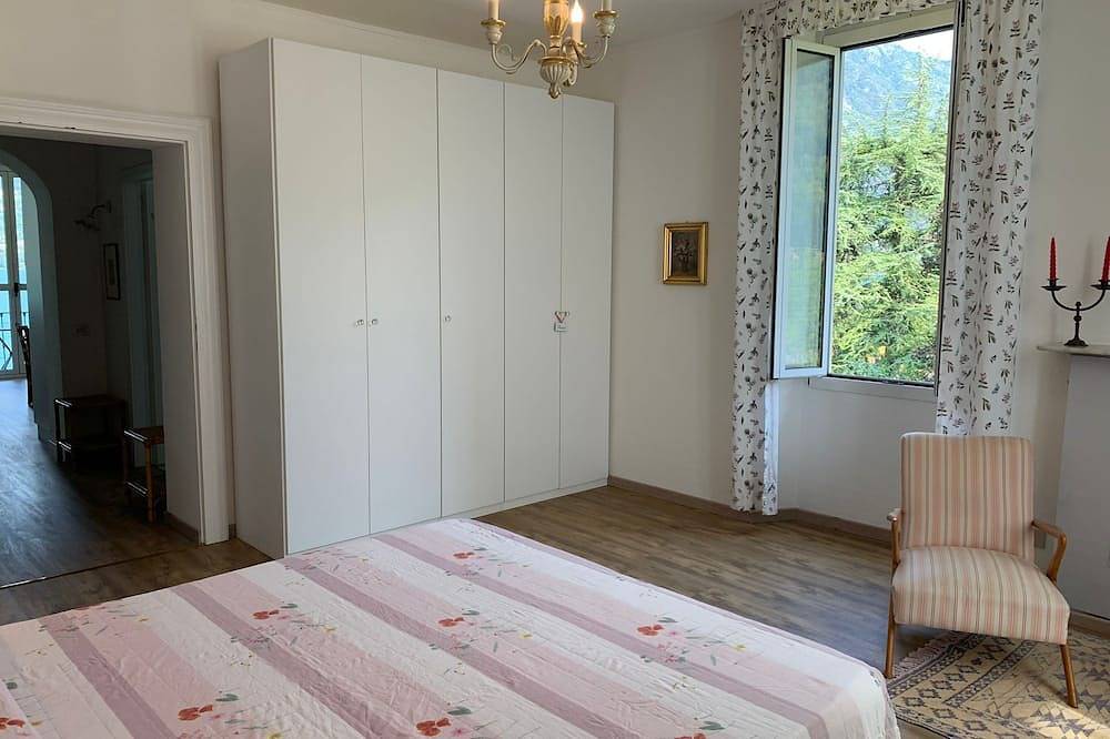 Ganze Wohnung, Osteno: Wohnung mit Garten und privatem Zugang zum See in alten Villa in Osteno, Claino con Osteno