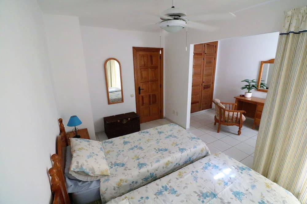 Spacious Poolside Villa Located Onthe Golden Mile in Playa de las Américas, Arona